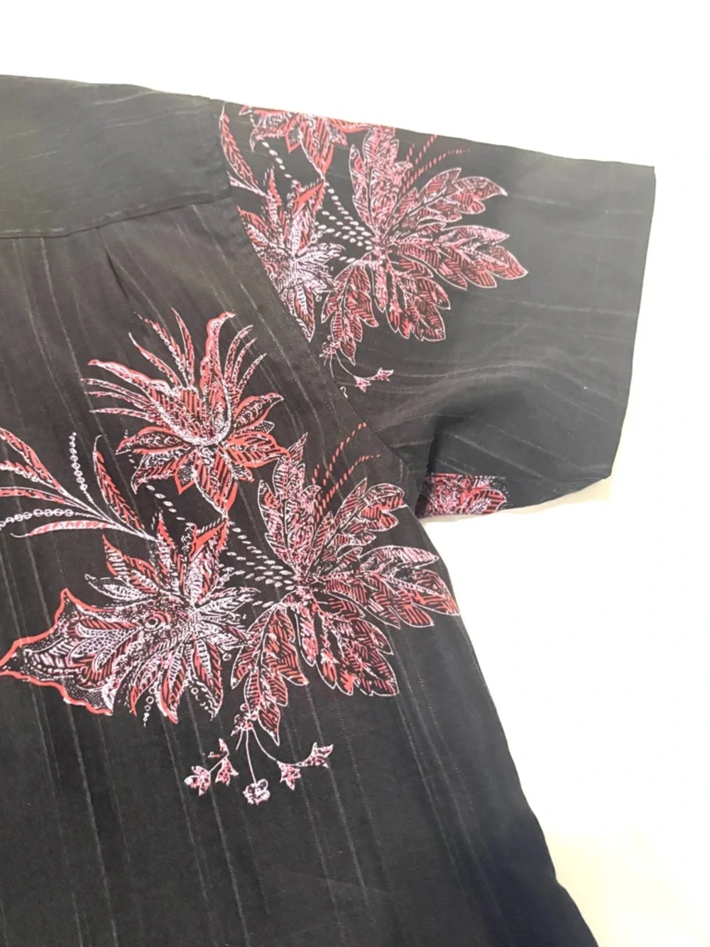 Van Heusen Black Short-Sleeve Button-Down Shirt with Floral Print, size XL